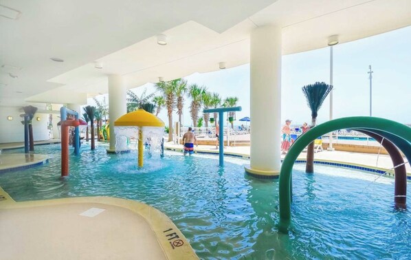 Innendørsbasseng og et oppvarmet basseng