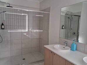 Shower, hair dryer, towels - Nagambie Lakes: 5  BR, 2  BA House in Nagambie, Sleeps 10 (Nagambie)