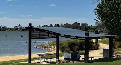 Nagambie Lakes: 5 BR, 2 BA in Nagambie, Sleeps 10