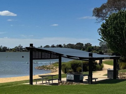 Nagambie Lakes: 5  BR, 2  BA  in Nagambie, Sleeps 10