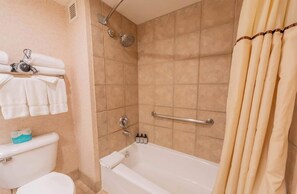 Dusj, hårføner og håndklær