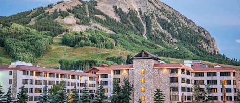 【The Mountain】Mt. Crested Butte green in summer, right out the door
Listed with @BookTraverse