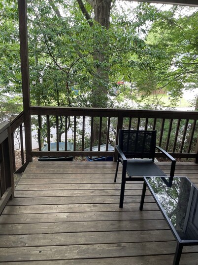 Charming 2-bedroom townhome in wonderful Raleigh with WiFi, AC