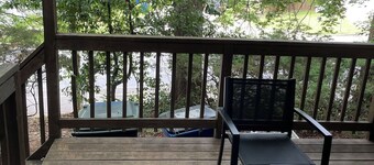 Charming 2-bedroom townhome in wonderful Raleigh with WiFi, AC