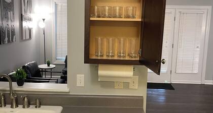 Charming 2-bedroom townhome in wonderful Raleigh with WiFi, AC