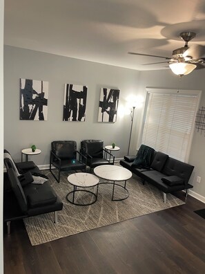 Televisión, chimenea y libros 