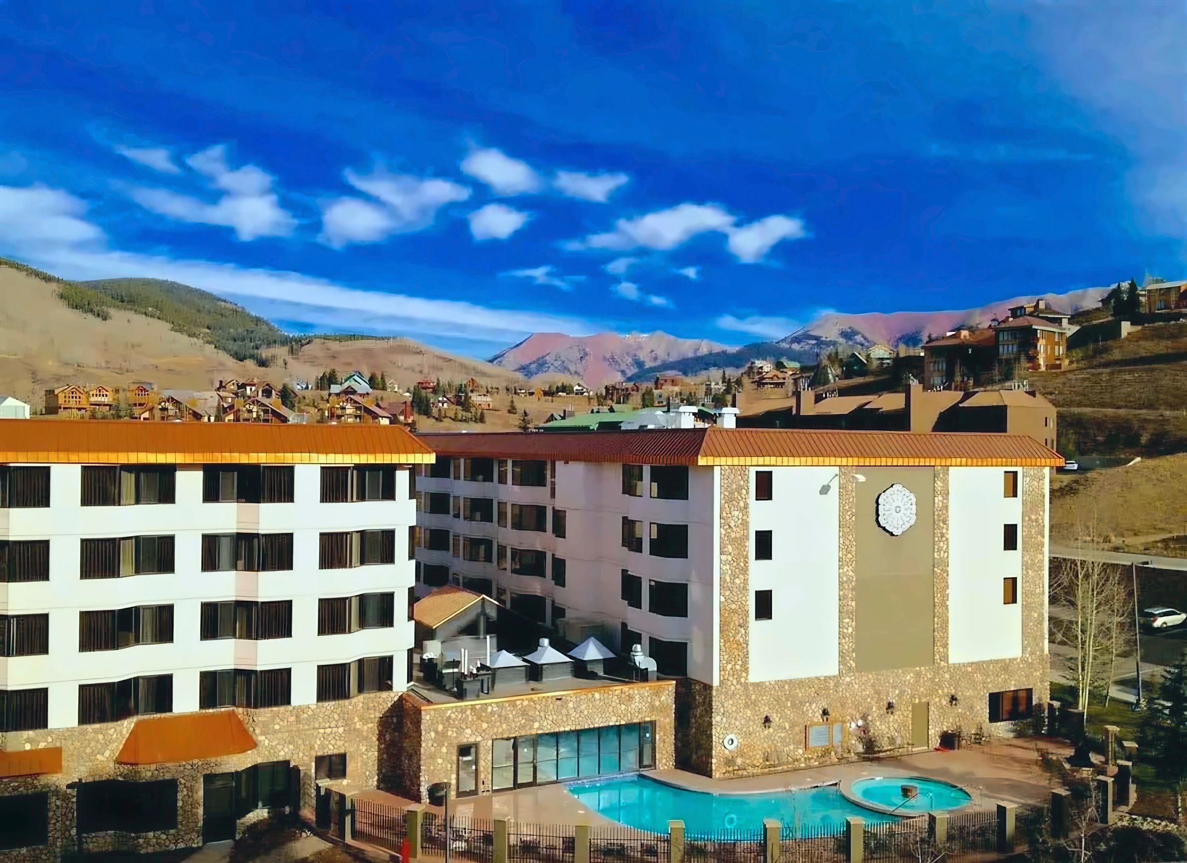 【View】Sunny look at the Grand Lodge with the mountain behind