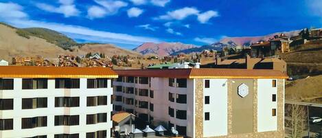 【View】Sunny look at the Grand Lodge with the mountain behind