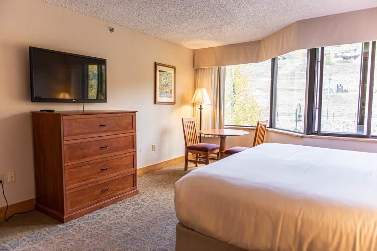 【Studio】King bed and a dining nook in one bright open room