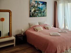 2 slaapkamers, een strijkplank/strijkijzer, wifi, beddengoed