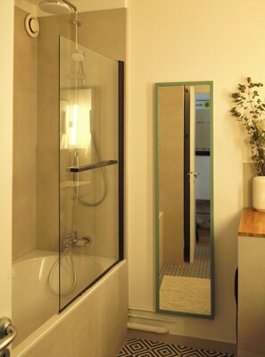Hair dryer, towels, soap, shampoo - The Blue Light Home  (Paris)