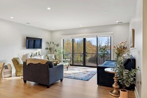 Smart TV - *NEW* Renwick Condo Walloon Village! 7 night minimum (Walloon Village)