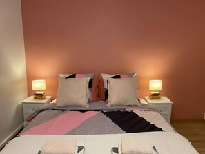 3 habitaciones, tabla de planchar con plancha, wifi y ropa de cama 