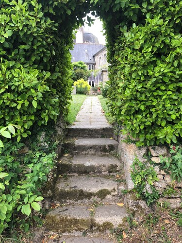 MAISON DE MAITRE, SLEEPS 6, CHARM & CHARACTER IN THE HEART OF MEDIEVAL TOWN