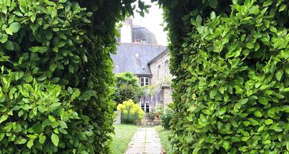 MAISON DE MAITRE, SLEEPS 6, CHARM & CHARACTER IN THE HEART OF MEDIEVAL TOWN