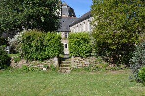 Property grounds - MAISON DE MAITRE, GUARANTEED CHARM & CHARACTER IN THE HEART OF MEDIEVAL TOWN (Moncontour)