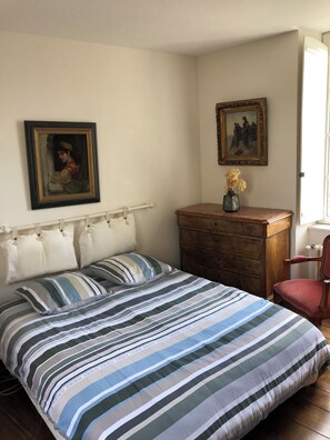 3 habitaciones, escritorio y tabla de planchar con plancha