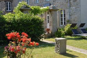 Terrace/patio - MAISON DE MAITRE, GUARANTEED CHARM & CHARACTER IN THE HEART OF MEDIEVAL TOWN (Moncontour)