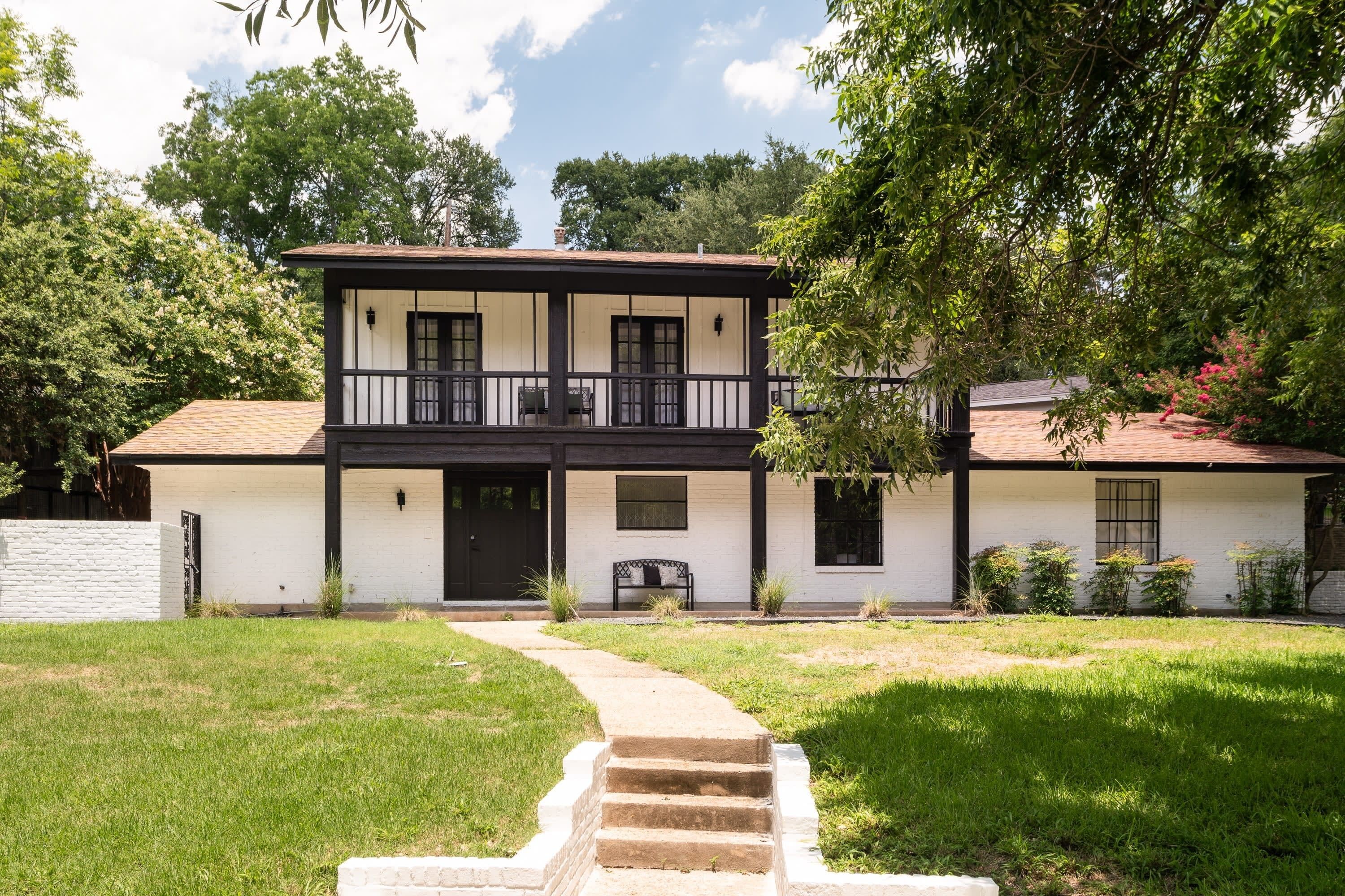 Upstay Hilltop Hideaway: A Stylish Austin Retreat