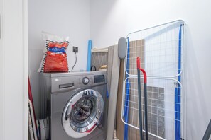 Laundry - SuperHost - Exclusive 25th Floor Retreat with Marina Views (Dubai)