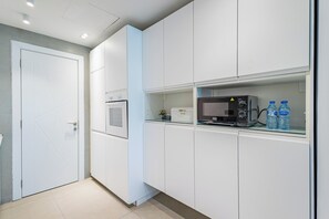 Deluxe Apartment, Balcony, Canal View | Private kitchen - SuperHost - Exclusive 25th Floor Retreat with Marina Views (Dubai)