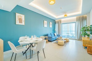 ดีลักซ์อพาร์ทเมนท์, ระเบียง, วิวคลอง | บริเวณนั่งเล่น