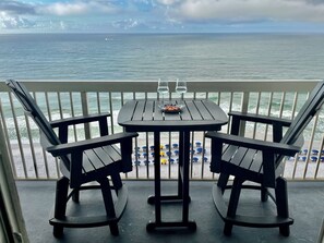Outdoor dining - BEACHFRONT Resort - AMAZING VIEWS! 3 Pools-Tiki Bar-2 Hot Tubs (Destin)