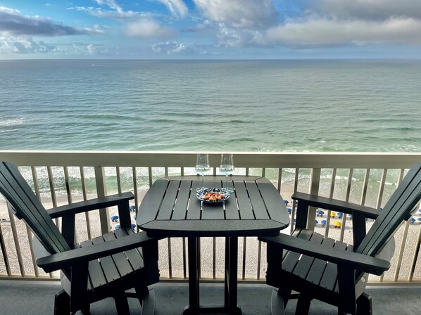 Outdoor dining - BEACHFRONT Resort - AMAZING VIEWS! 3 Pools-Tiki Bar-2 Hot Tubs (Destin)