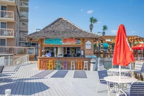 Outdoor dining - BEACHFRONT Resort - AMAZING VIEWS! 3 Pools-Tiki Bar-2 Hot Tubs (Destin)