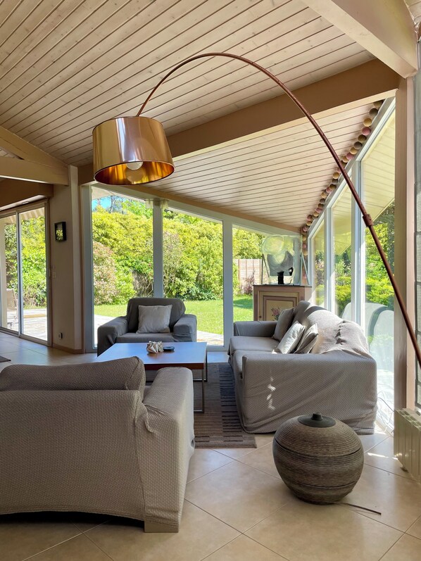 Televisión, libros y impresora 