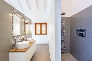 Ducha, secador de pelo y champú