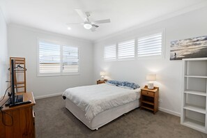 5 Schlafzimmer, Schreibtisch, Bügeleisen/Bügelbrett, WLAN