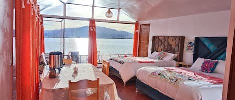 2 bedrooms, desk, WiFi, bed sheets