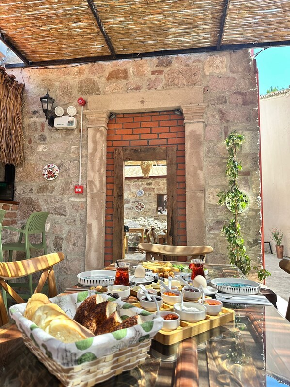 Petit déjeuner composé de spécialités régionales compris tous les jours