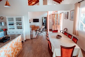 Honeymoon Cabin, Jetted Tub, Mountain View | Dining room - Recanto Lago Negro - Rancho Queimado (Rancho Queimado)