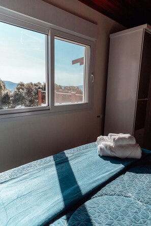 Honeymoon Kulübe, Sıcak Su Küveti, Dağ Manzaralı | 3 yatak odası, kaliteli yatak takımı, ayrı ayrı dekore edilmiş 