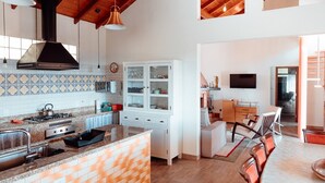 Honeymoon Cabin, Jetted Tub, Mountain View | Dapur peribadi | Pengisar, alat memasak/pinggan mangkuk/perkakas dapur, meja makan