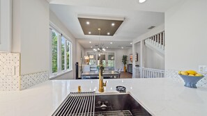 Appart'hôtel, 2 chambres | Cuisine privée | Réfrigérateur, four, cafetière/bouilloire, grille-pain