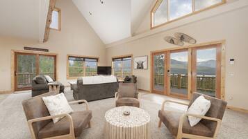Cabin, 4 Bedrooms | Living area