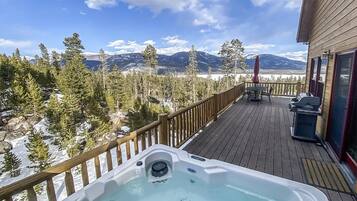 Cabin, 4 Bedrooms | Property grounds