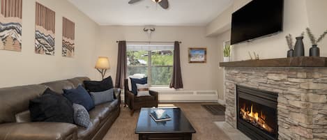 Condo, 1 Bedroom | Living area