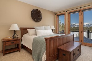 House, 5 Bedrooms | 5 bedrooms, laptop workspace, iron/ironing board, free WiFi - Stagecoach Cabin 5 Bedroom Home by RedAwning (Fraser)