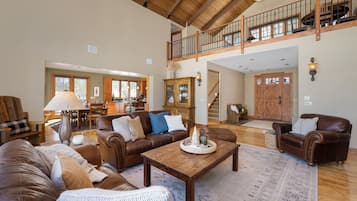 Nhà, 5 phòng ngủ | Khu phòng khách | Smart TV