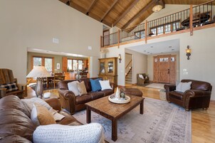 House, 5 Bedrooms | Living area | Smart TV