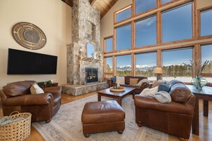 House, 5 Bedrooms | Living area | Smart TV