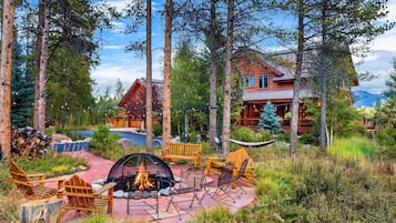 House, 5 Bedrooms | Outdoor dining