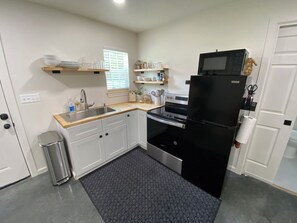 Microondas, horno y placa de cocina