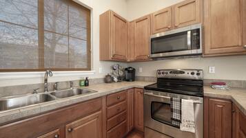 Townhouse, 3 kamar tidur | Dapur pribadi | Lemari es, oven, mesin pembuat kopi/teh, dan pemanggang roti