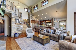 Cabin, 5 Bedrooms | Living area | Smart TV