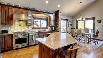 Cabin, 5 Bedrooms | Private kitchen | Fridge, oven, coffee/tea maker, toaster
